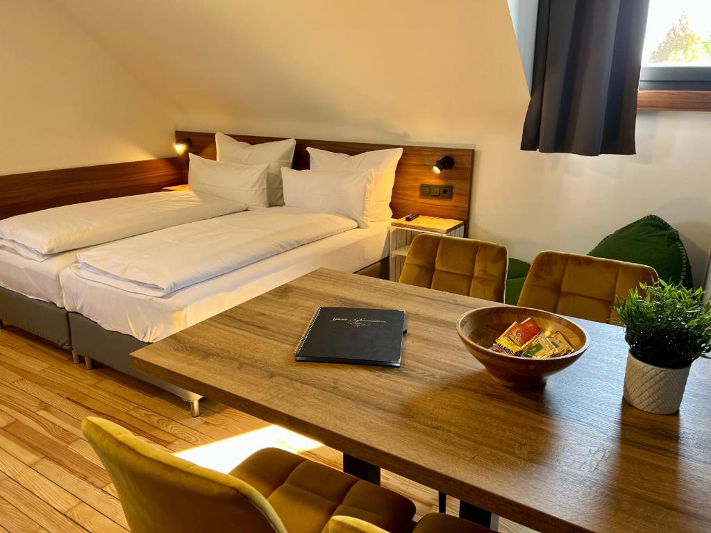Postel nebo postele na pokoji v ubytování JUNIPRO Hotel Schinderhannes