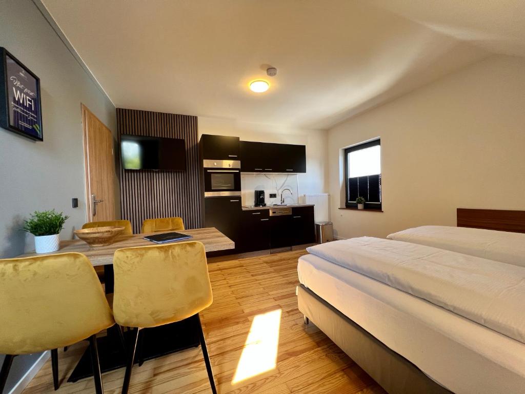 Postel nebo postele na pokoji v ubytování JUNIPRO Hotel Schinderhannes