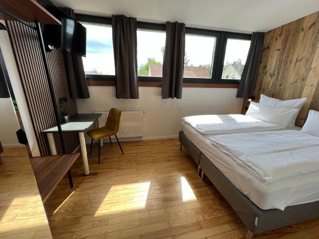 Postel nebo postele na pokoji v ubytování JUNIPRO Hotel Schinderhannes