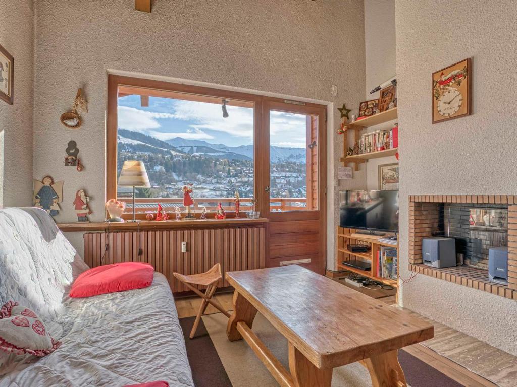 un salon avec un canapé, une table et une fenêtre dans l'établissement Appartement 2 pièces + mezzanine, proche pistes & centre, balcon, garage fermé, Wifi - Megève Jaillet - FR-1-453-221, à Megève
