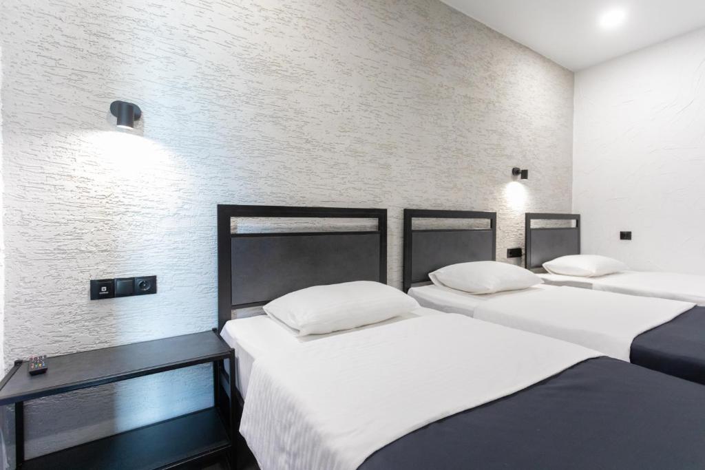 Hotel West Way - Triple Habitación Con Balcón