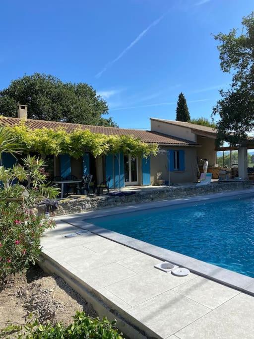 une maison avec une piscine devant une maison dans l'établissement Maison plein pied Drome Provençale, à La Baume-de-Transit