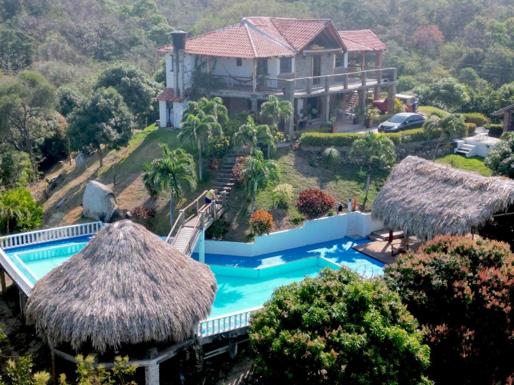 Hotel Beyonda في سانتا مارتا: اطلالة جوية على منزل مع مسبح