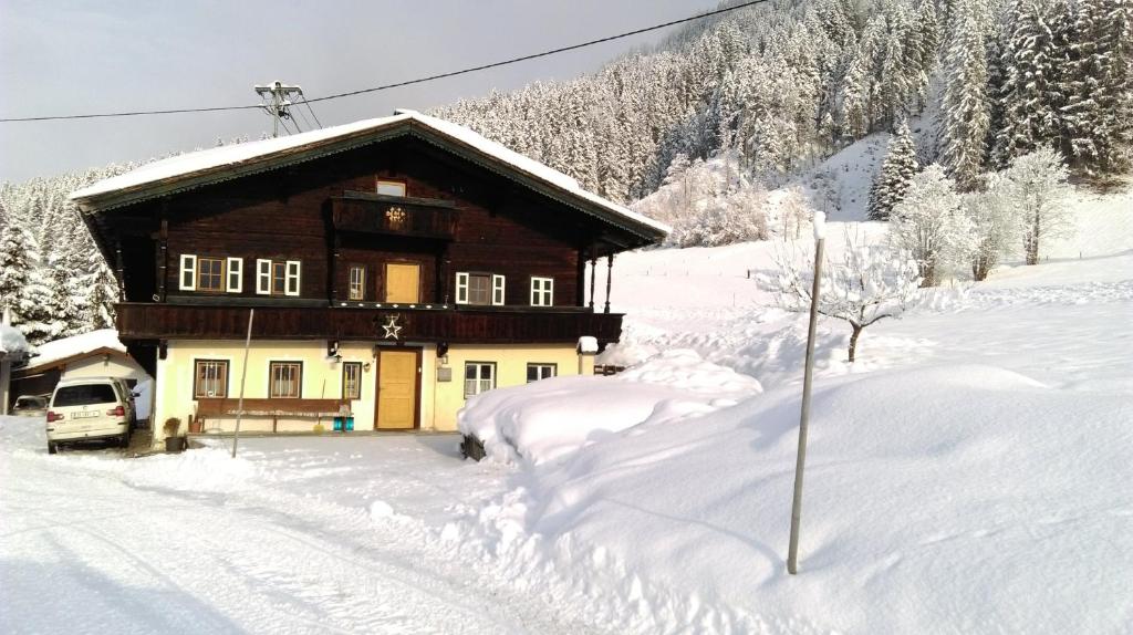 une maison dans la neige avec beaucoup de neige dans l'établissement Ferienhof Holzmeister, à Sankt Jakob in Haus