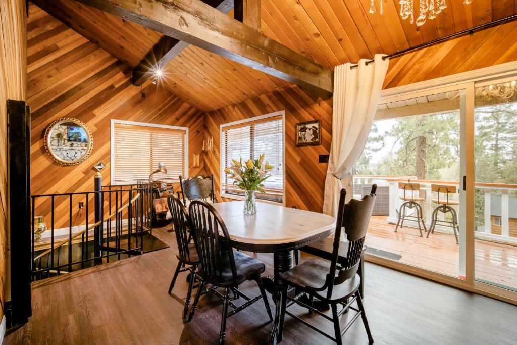 Fotografie z fotogalerie ubytování Old Hollywood Lodge-Pets, HotTub-Sauna, Speakeasy! v destinaci Big Bear City