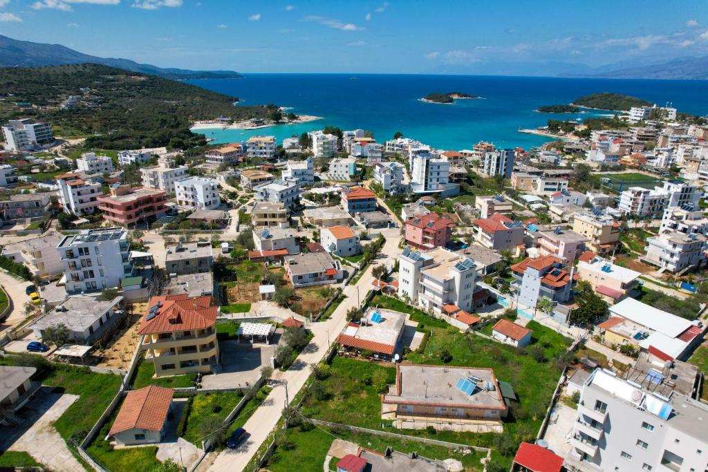 una vista aérea de una ciudad junto al océano en Vila Landi Ksamil, en Ksamil