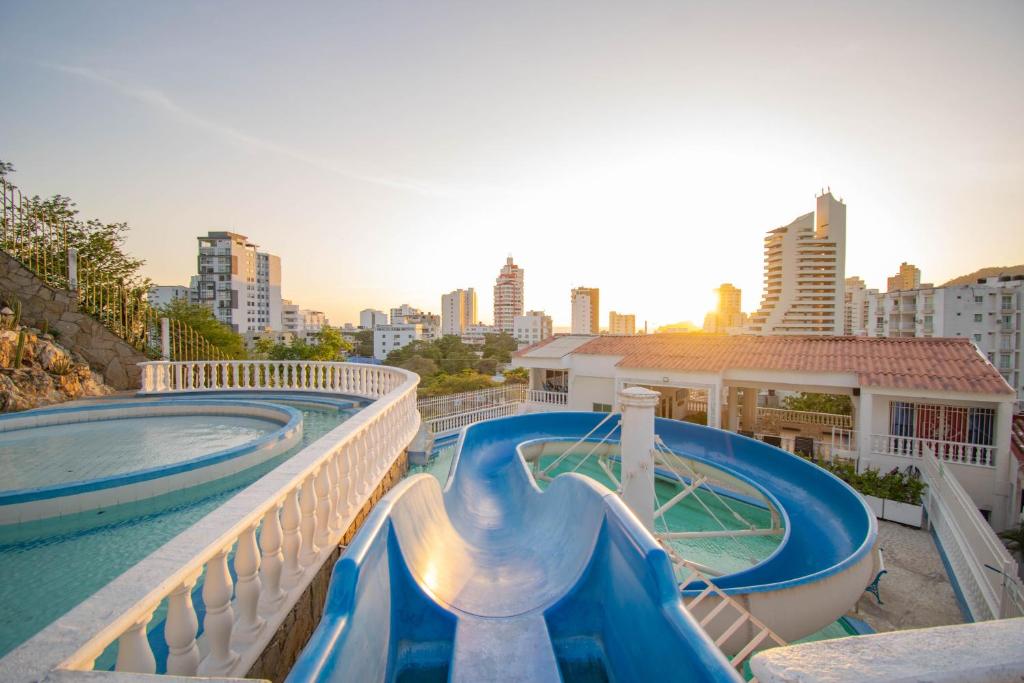een waterglijbaan op een gebouw met een stad op de achtergrond bij Aventureros 360 Alojamiento & Tours in Gaira