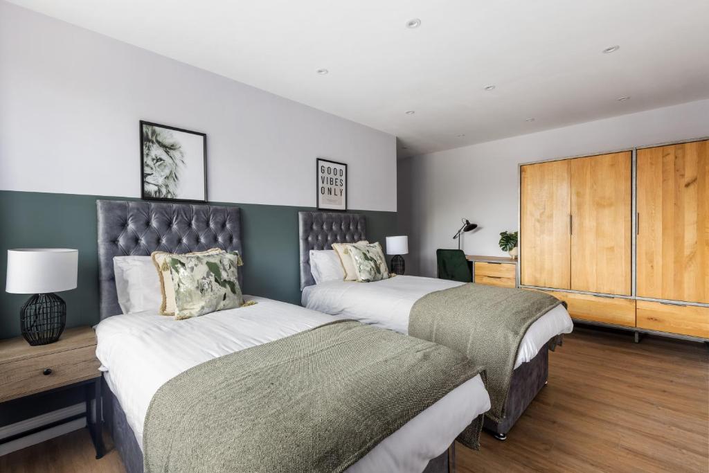 Postel nebo postele na pokoji v ubytování Stylish & Spacious 3 Bed Apartment with Fast Wifi, close to Tube & Wembly