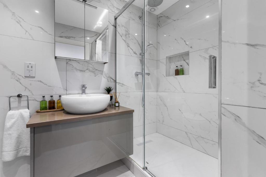 Koupelna v ubytování Stylish & Spacious 3 Bed Apartment with Fast Wifi, close to Tube & Wembly