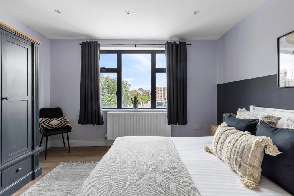Postel nebo postele na pokoji v ubytování Stylish & Spacious 3 Bed Apartment with Fast Wifi, close to Tube & Wembly