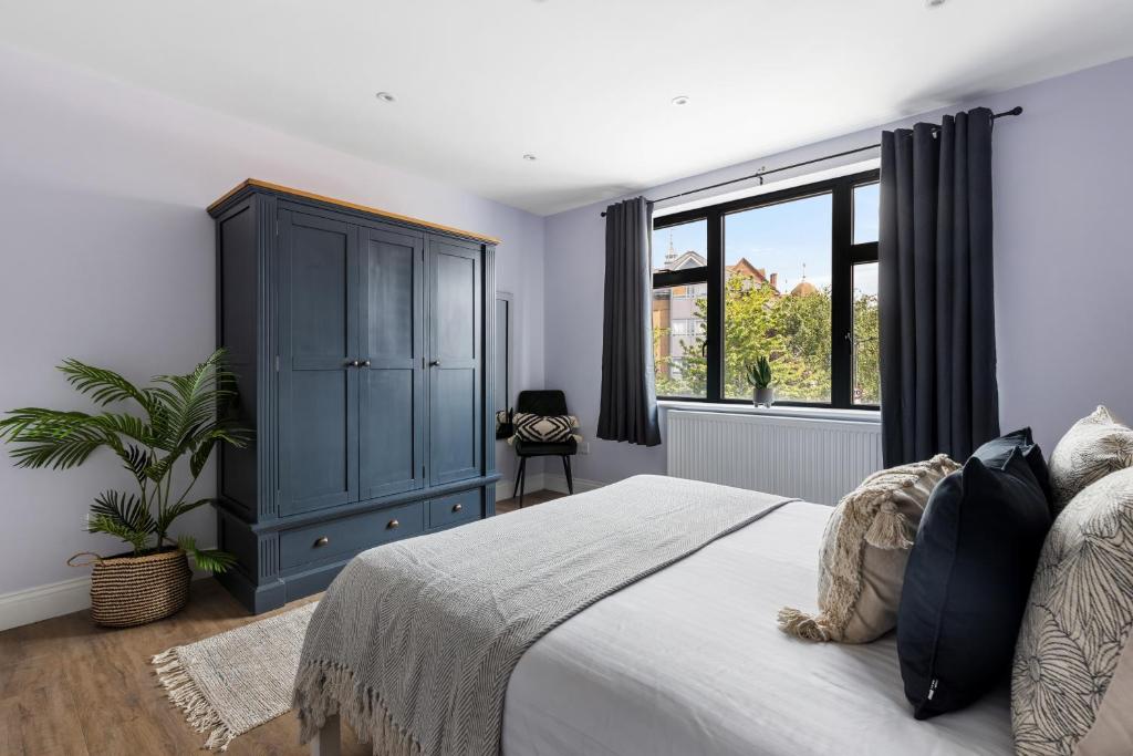 Postel nebo postele na pokoji v ubytování Stylish & Spacious 3 Bed Apartment with Fast Wifi, close to Tube & Wembly