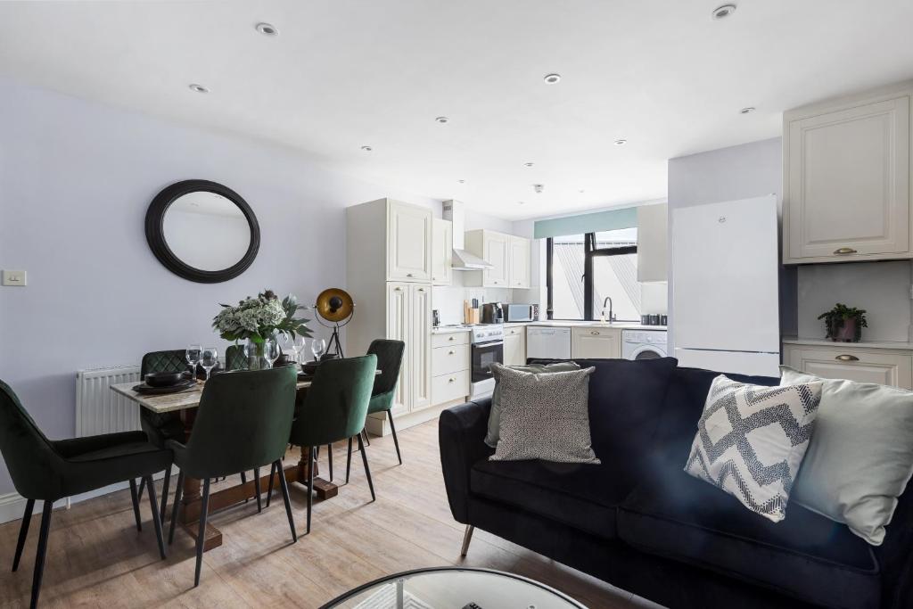Posezení v ubytování Stylish & Spacious 3 Bed Apartment with Fast Wifi, close to Tube & Wembly