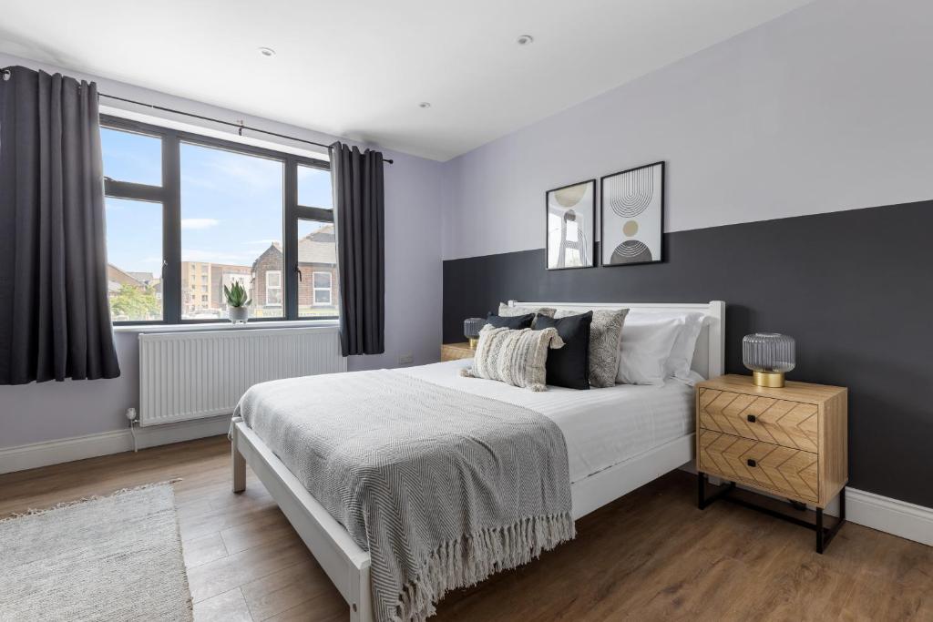 Postel nebo postele na pokoji v ubytování Stylish & Spacious 3 Bed Apartment with Fast Wifi, close to Tube & Wembly
