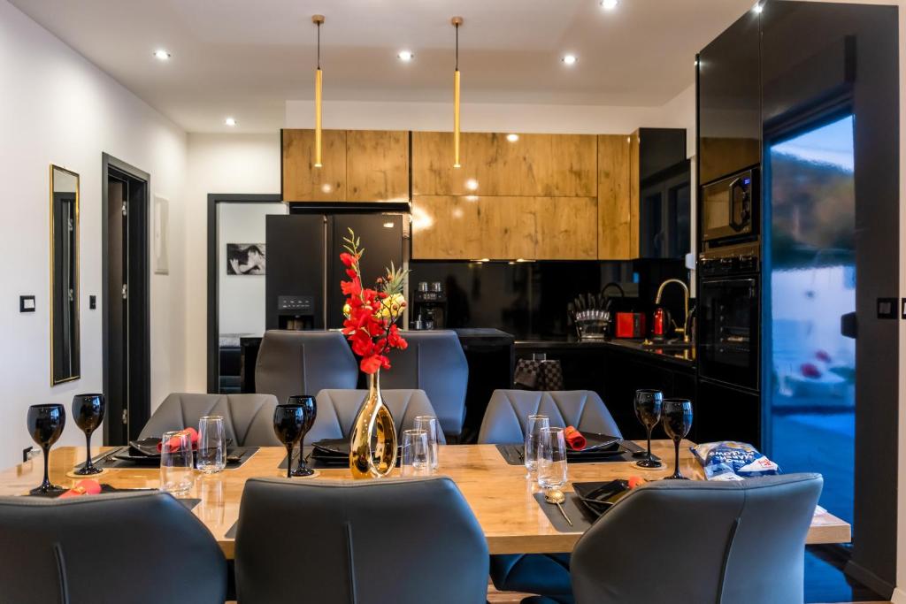 une salle à manger avec une table et des chaises dans l'établissement Luxury Villa Impossible, à Trogir