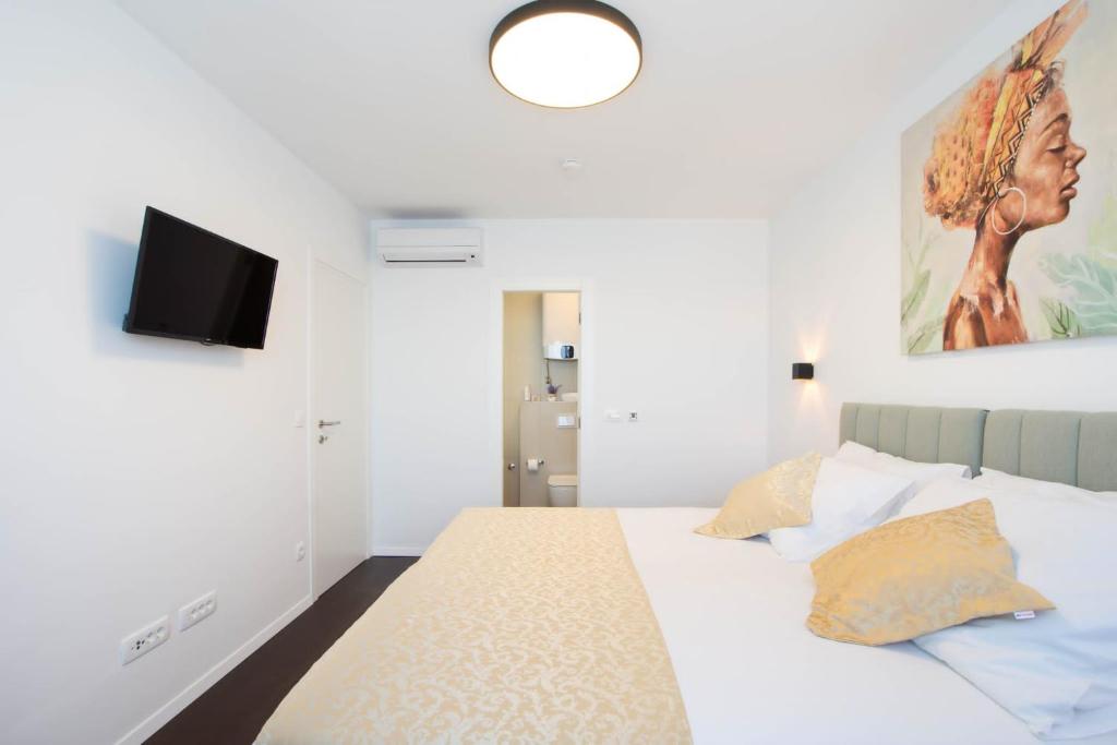 Lova arba lovos apgyvendinimo įstaigoje Rooms Le'Tini Luxury with bathroom and pool.