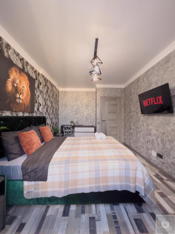 a bedroom with a bed and a sign that readsnetflix at RentHouse Apartments Urban Lion in Chişinău