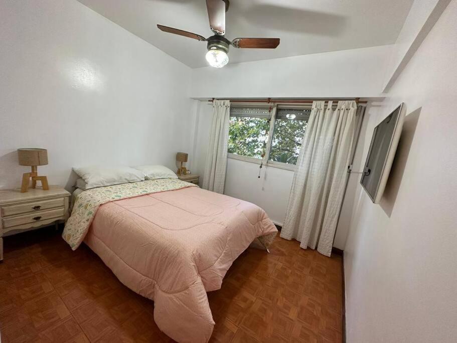 - une chambre avec un lit et un ventilateur de plafond dans l'établissement Excelente ubicación en el corazón de San Fdo., à San Fernando