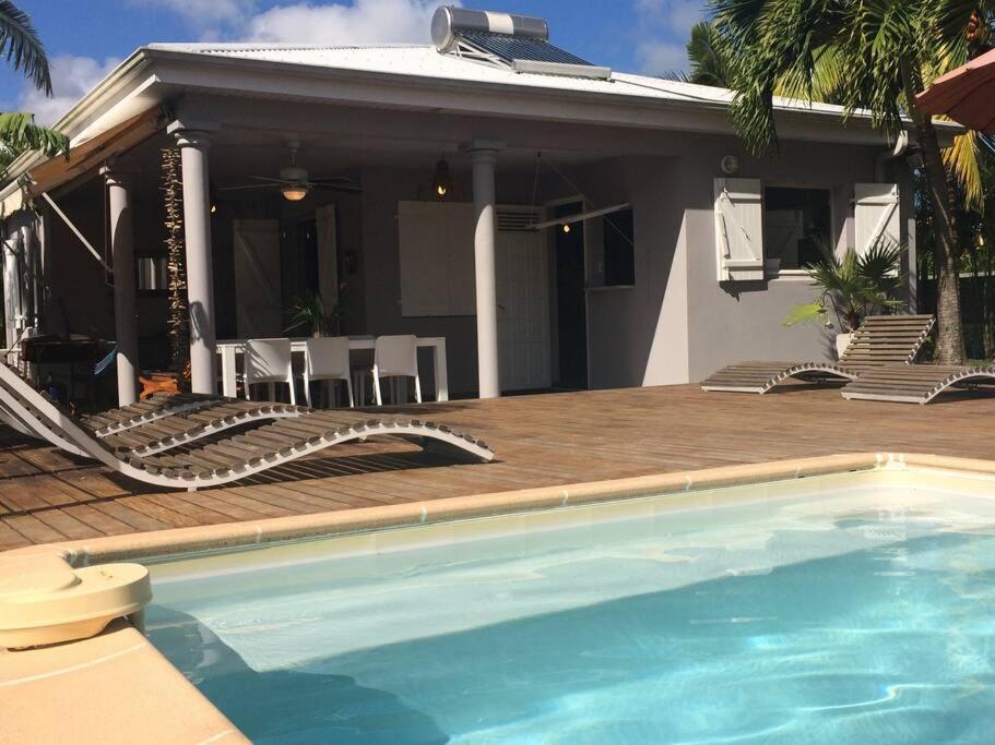 Bazén v ubytování La charmante Villa Coco avec magnifique vue mer nebo v jeho okolí