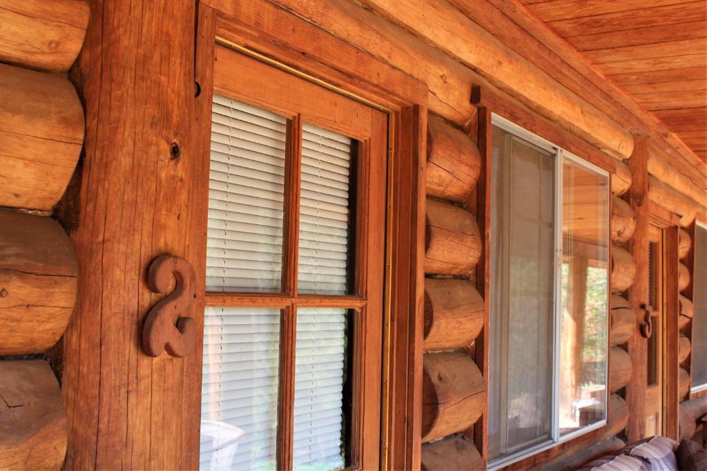 Bear Creek Cabins - Queen Room With Two Queen Beds