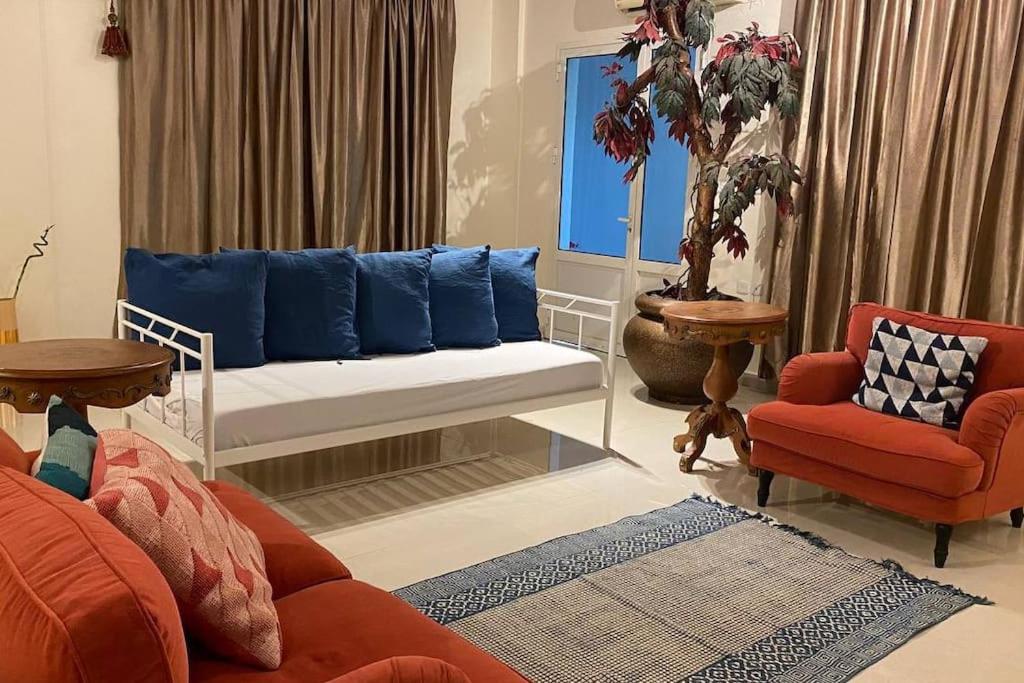 a living room with a blue couch and two chairs at استوديو في المدينة المنورة in Al Madinah