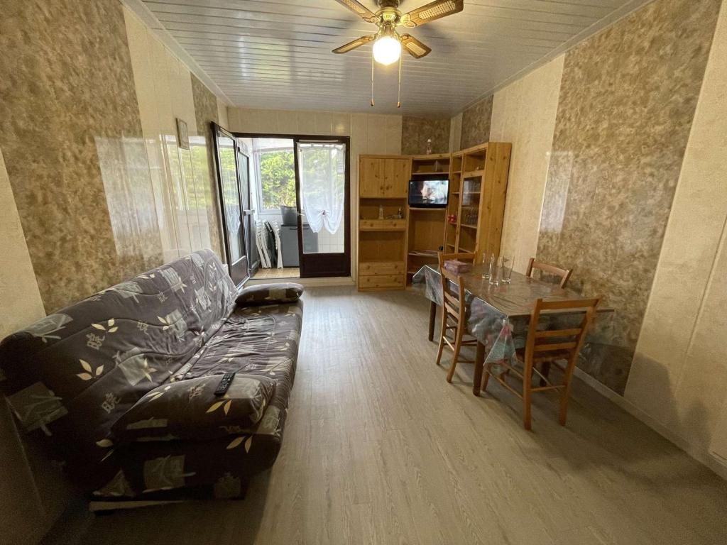 un salon avec un canapé et une table dans l'établissement Appartement T2 avec balcon, parking privé et proche plage, Saint-Hilaire-de-Riez - FR-1-224C-118, à Saint-Hilaire-de-Riez