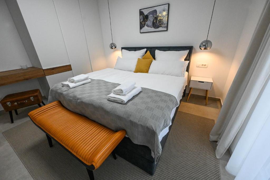 um quarto com uma cama com duas toalhas em Villa Adria em Privlaka