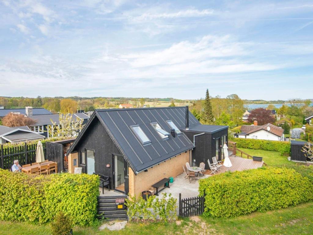 una vista aérea de una casa con techo solar en 6 person holiday home in Hornslet en Hornslet