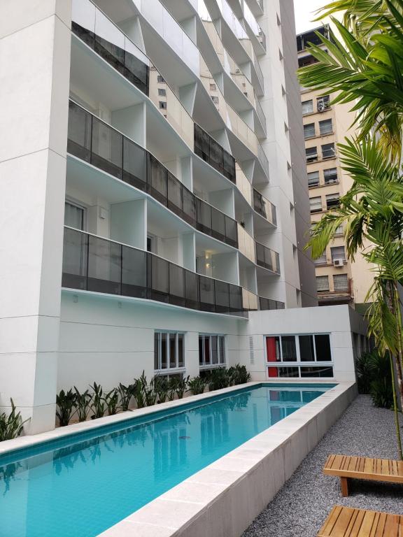 ein Apartmenthaus mit einem Pool davor in der Unterkunft Lindo Studio no Centro SP - Próximo 25 Março in São Paulo