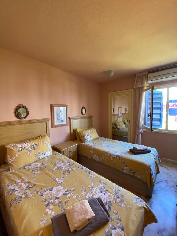 Postel nebo postele na pokoji v ubytování Beachfront Apartment CALAHONDA BEACH
