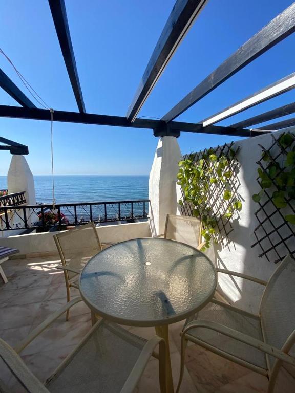 Balkón nebo terasa v ubytování Beachfront Apartment CALAHONDA BEACH