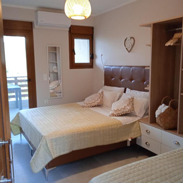 Ένα ή περισσότερα κρεβάτια σε δωμάτιο στο Porto Athos apartments
