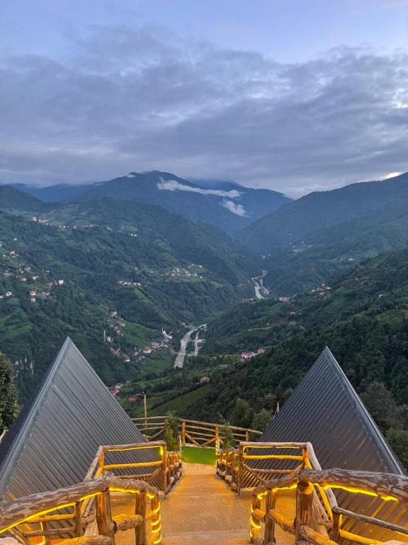 vistas a un valle con montañas y bancos en Nirvana dağ evleri en Çamlıhemşin