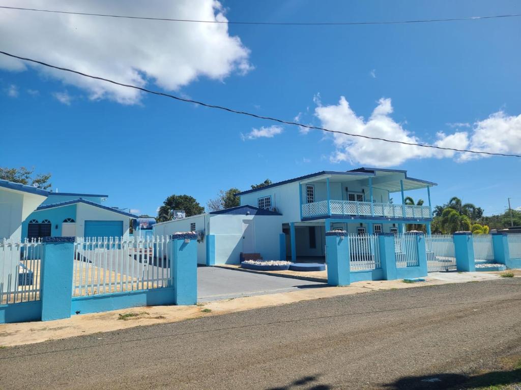 une clôture bleue devant une maison dans l'établissement MAVS COMBATE BEACH CLUB, à Cabo Rojo