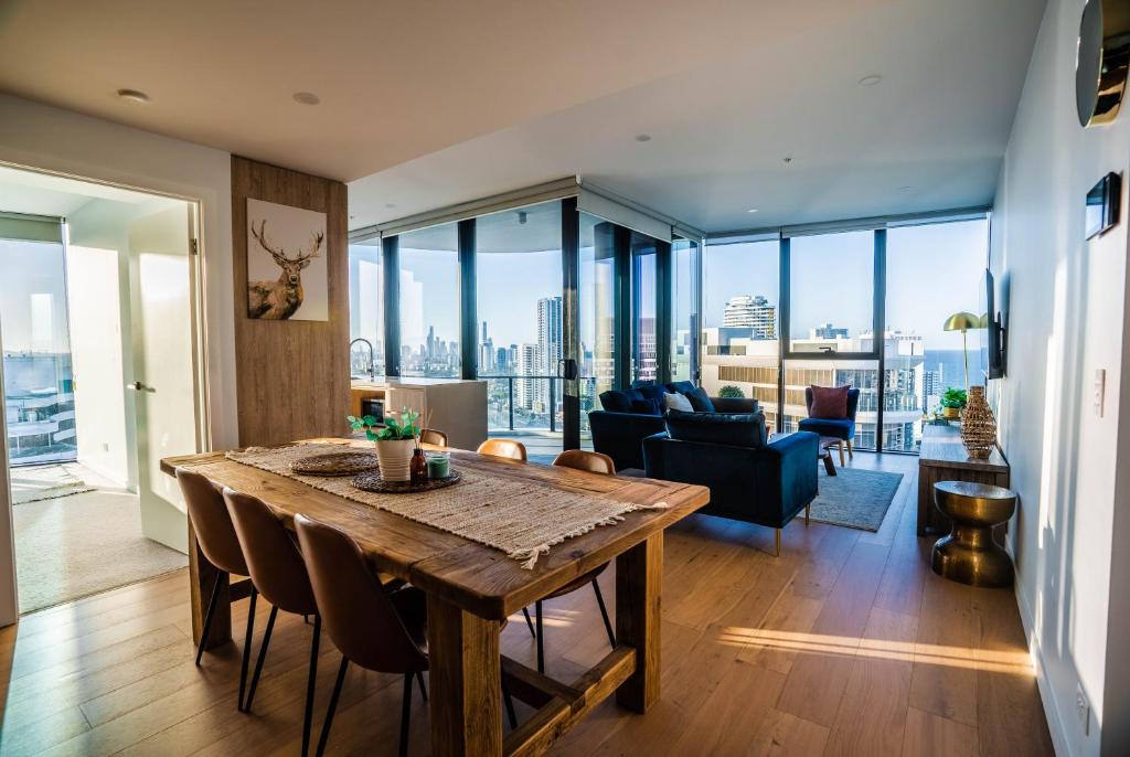 2 Bedroom Luxurious Family Apartment next to Pacific Fair Broadbeach