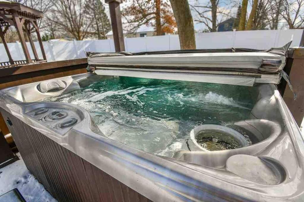 Lafayette landing with hot tub, mins from Purdue, Lafayette Updated