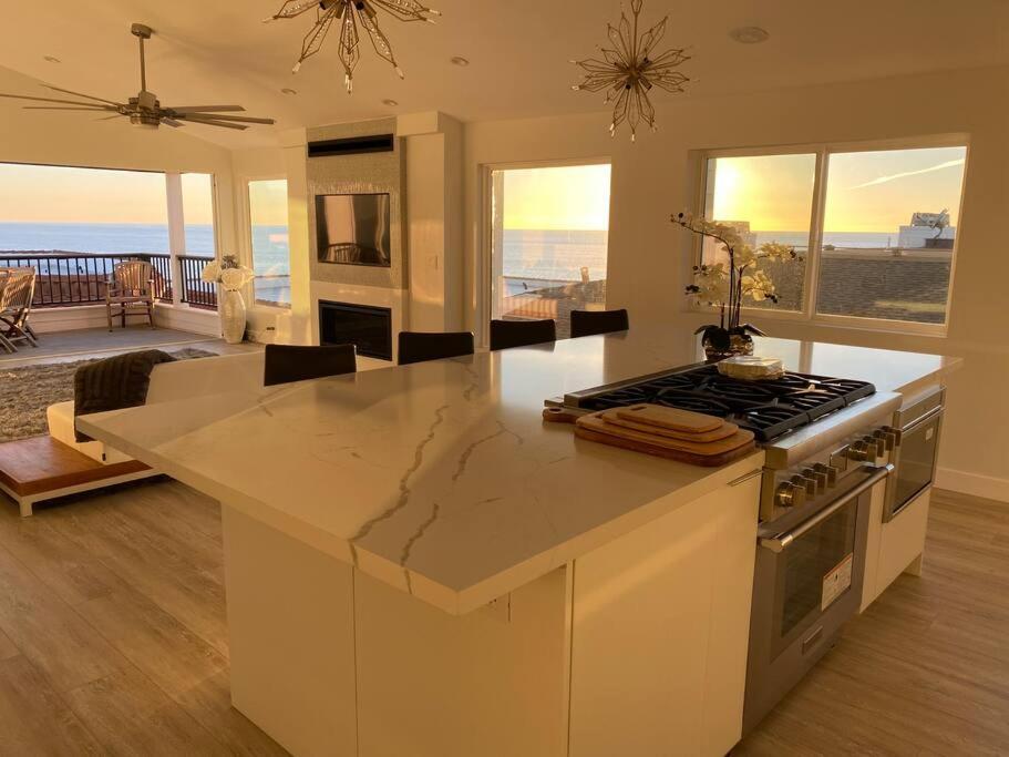cocina con fogones y encimera en New Luxury Ocean View Penthouse - Del Mar, en Solana Beach