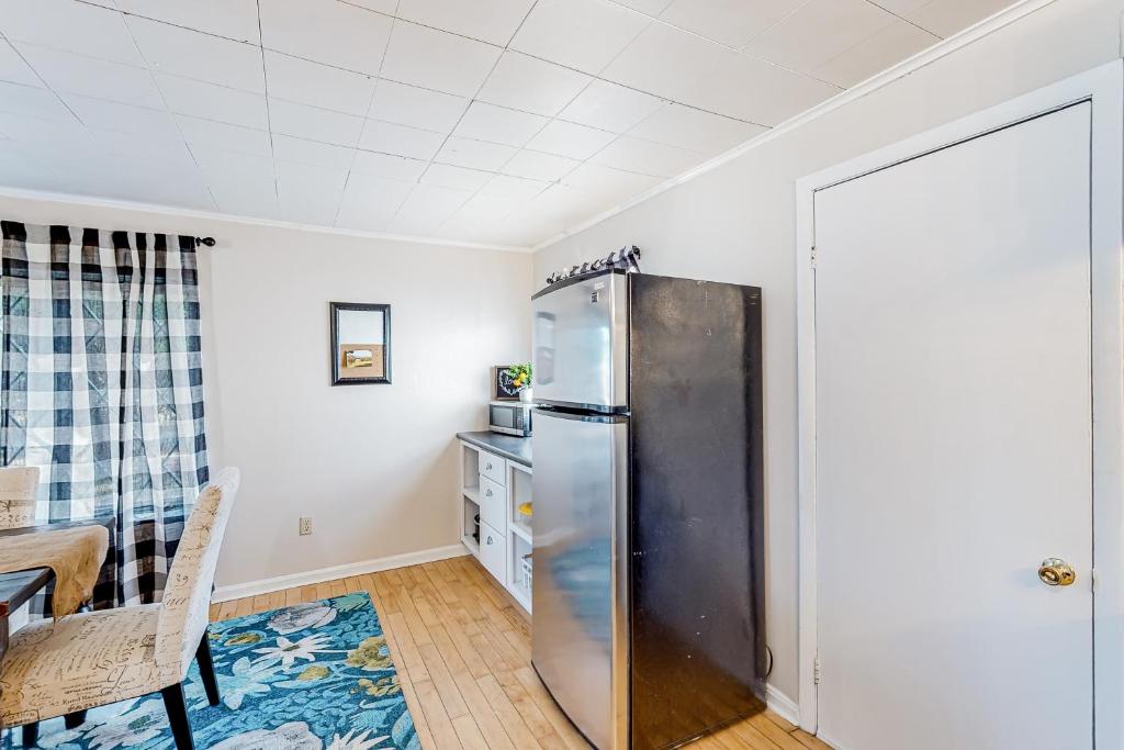 Kuchyň nebo kuchyňský kout v ubytování Maplewood Manor - Unit 2