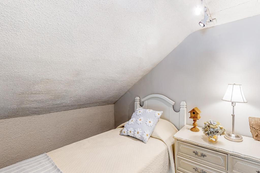 Postel nebo postele na pokoji v ubytování Maplewood Manor - Unit 2