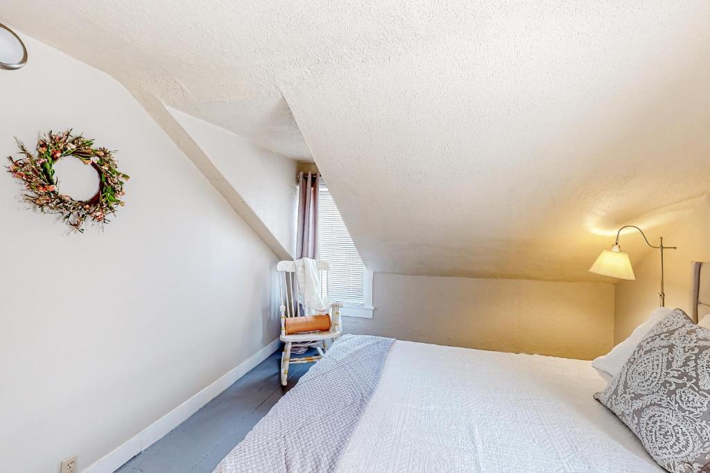 Postel nebo postele na pokoji v ubytování Maplewood Manor - Unit 2