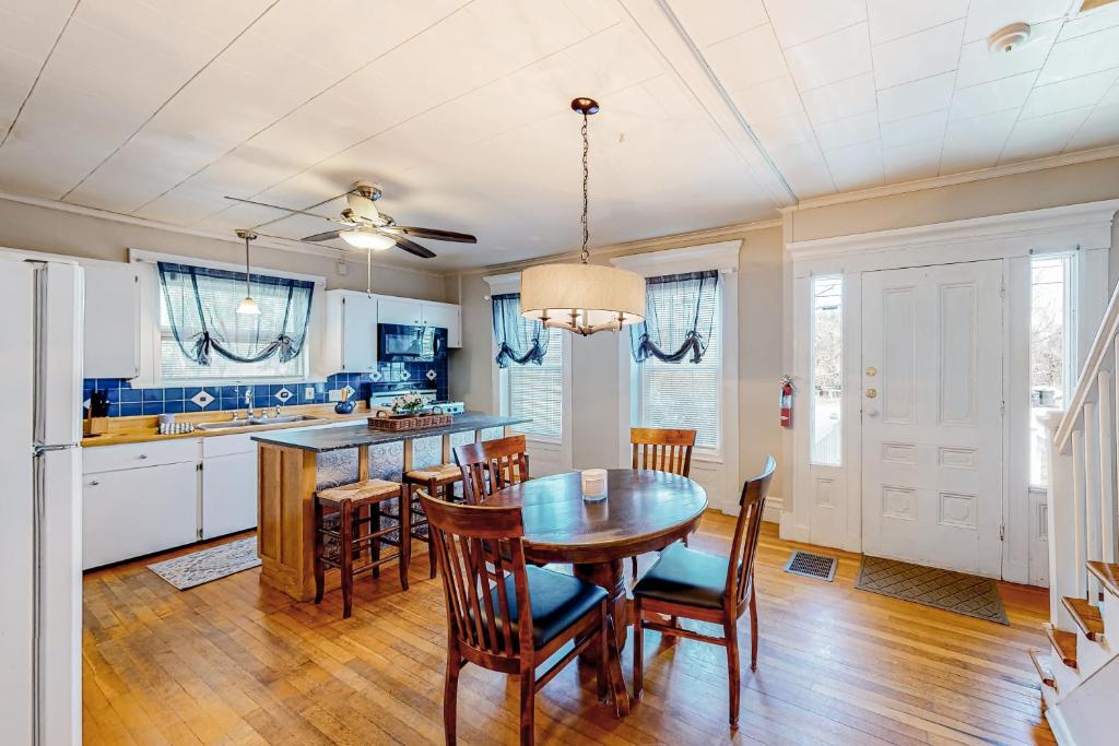 Kuchyň nebo kuchyňský kout v ubytování Maplewood Manor - Unit 1