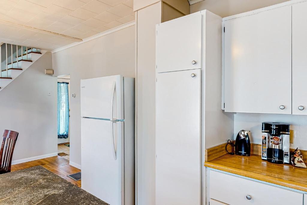 Kuchyň nebo kuchyňský kout v ubytování Maplewood Manor - Unit 1
