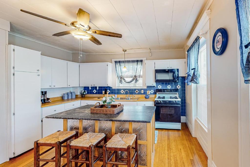 Kuchyň nebo kuchyňský kout v ubytování Maplewood Manor - Unit 1