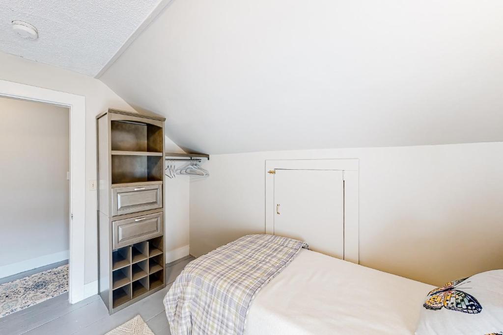 Postel nebo postele na pokoji v ubytování Maplewood Manor - Unit 1