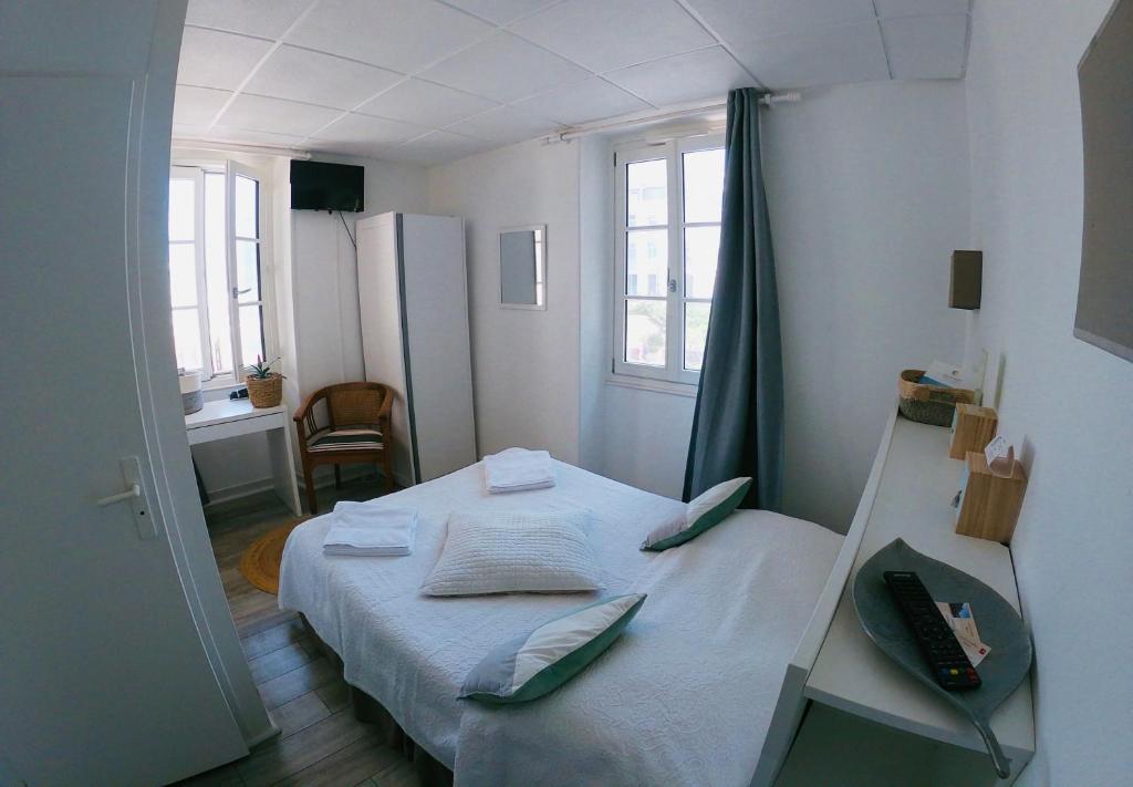 Llit o llits en una habitaci&oacute; de Le Petit H&ocirc;tel