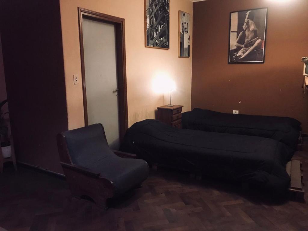 sala de estar con sofá y silla en Chelsea lado b en Córdoba