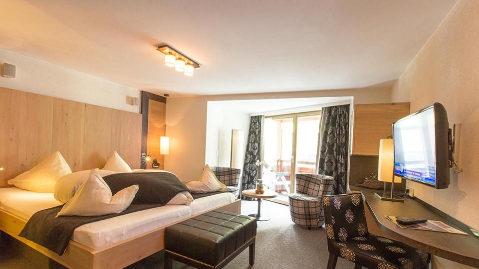 TV a/nebo společenská místnost v ubytování Hotel Jerzner Hof 4 Sterne Superior