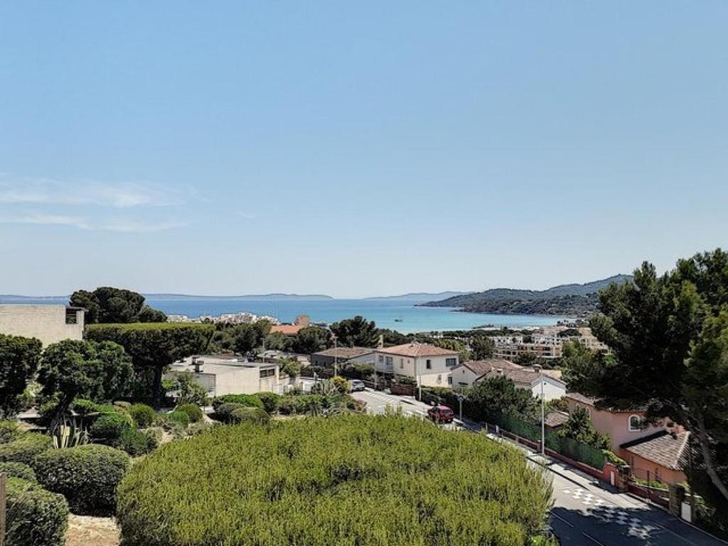 eine Luftansicht einer Stadt mit Meerblick in der Unterkunft Studio Bormes-les-Mimosas, 1 pièce, 4 personnes - FR-1-610-17 in Bormes-les-Mimosas