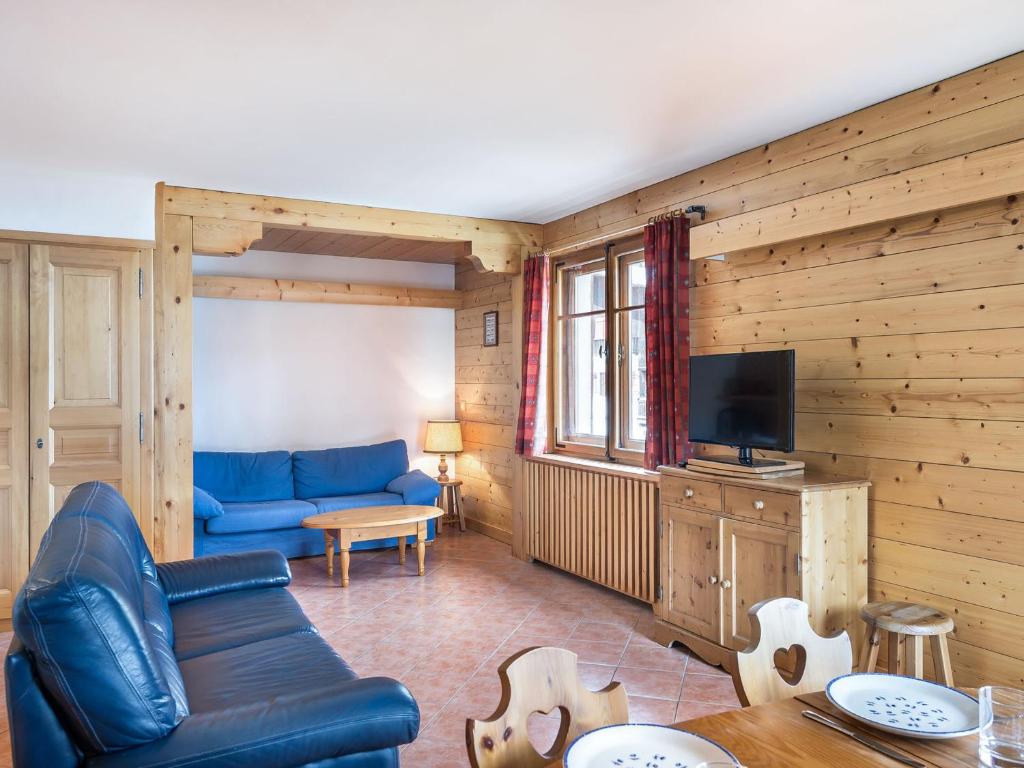 een woonkamer met een blauwe bank en een tv bij Appartement Megève, 3 pièces, 4 personnes - FR-1-453-253 in Megève