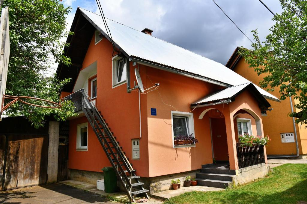 een huis met een sinaasappel bij Apartments with a parking space Saborsko, Plitvice - 20975 in Saborsko