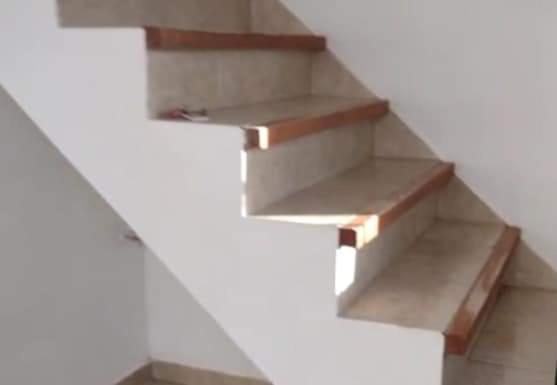 una escalera con estanterías de madera en una habitación en n o disponible sin amoblamientos en Concordia